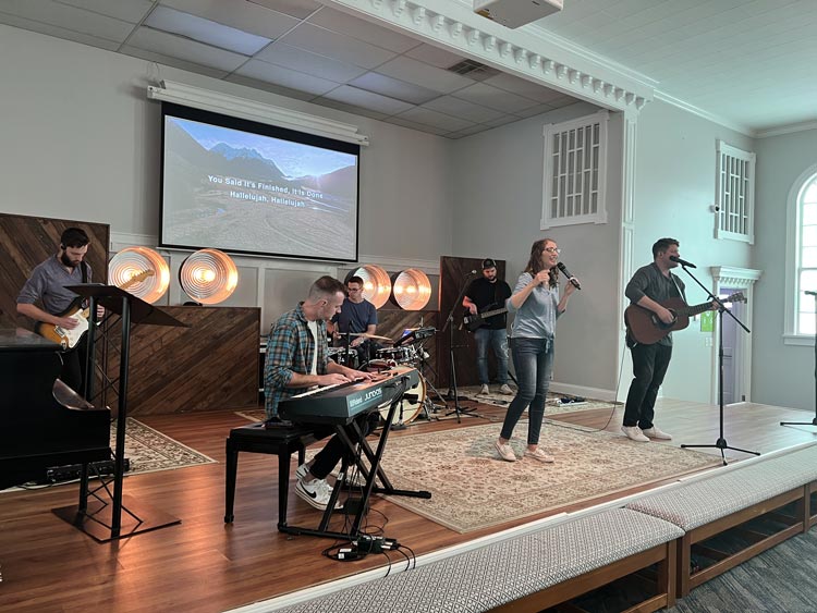 img-worshipteam-750